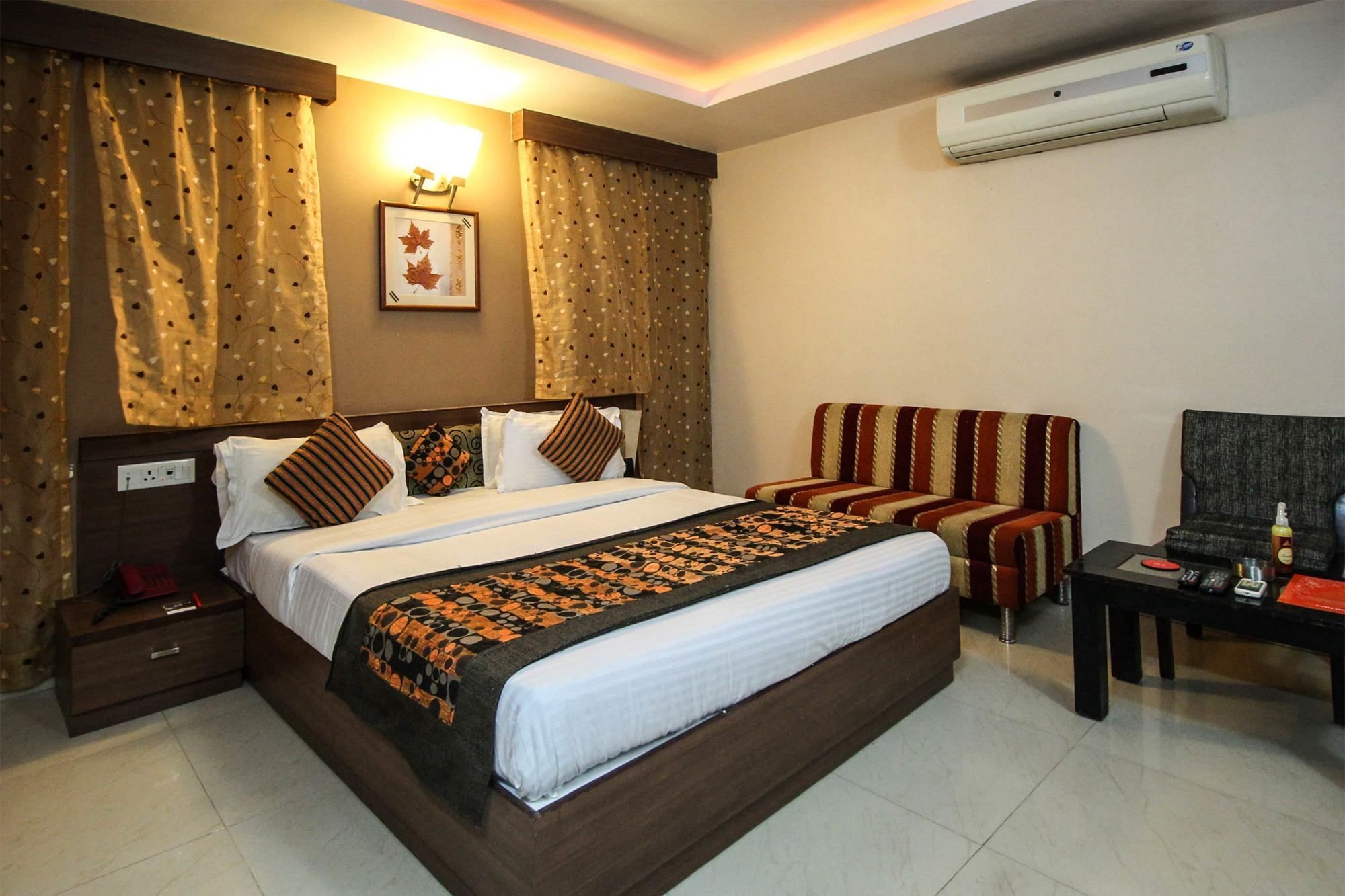 Oyo 4161 Hotel Shailly Inn Ahmedabad Buitenkant foto
