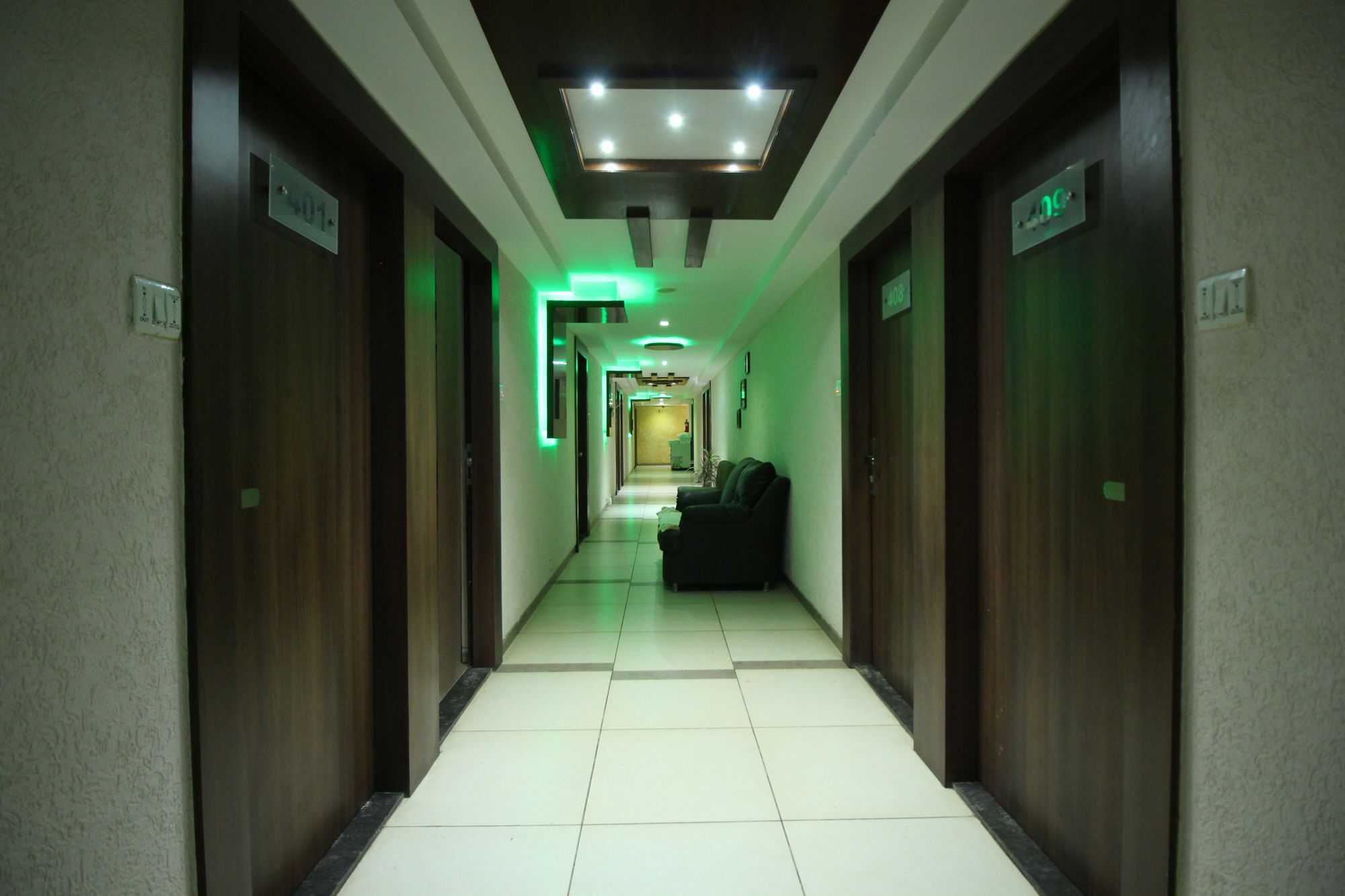 Oyo 4161 Hotel Shailly Inn Ahmedabad Buitenkant foto