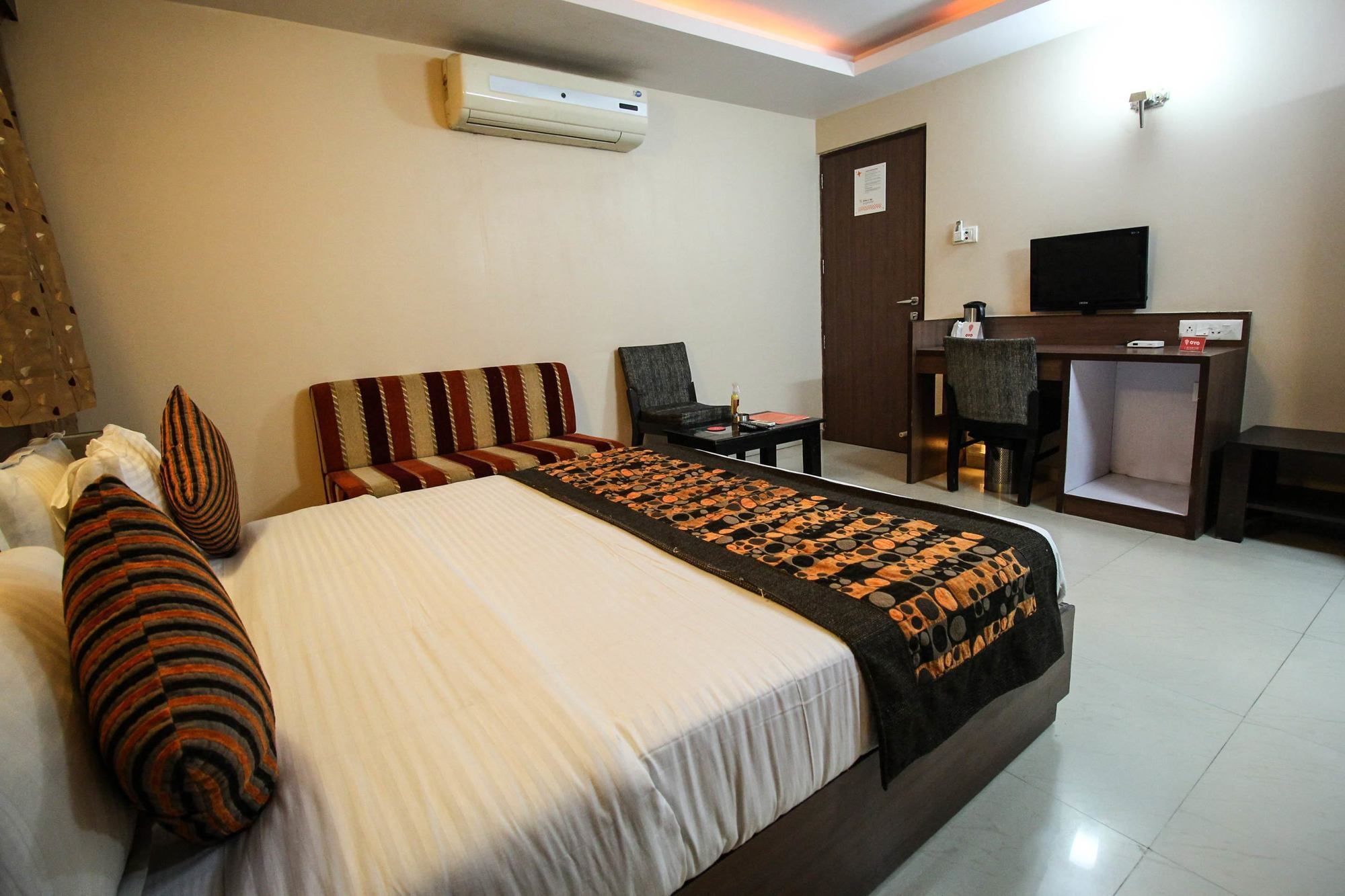 Oyo 4161 Hotel Shailly Inn Ahmedabad Buitenkant foto