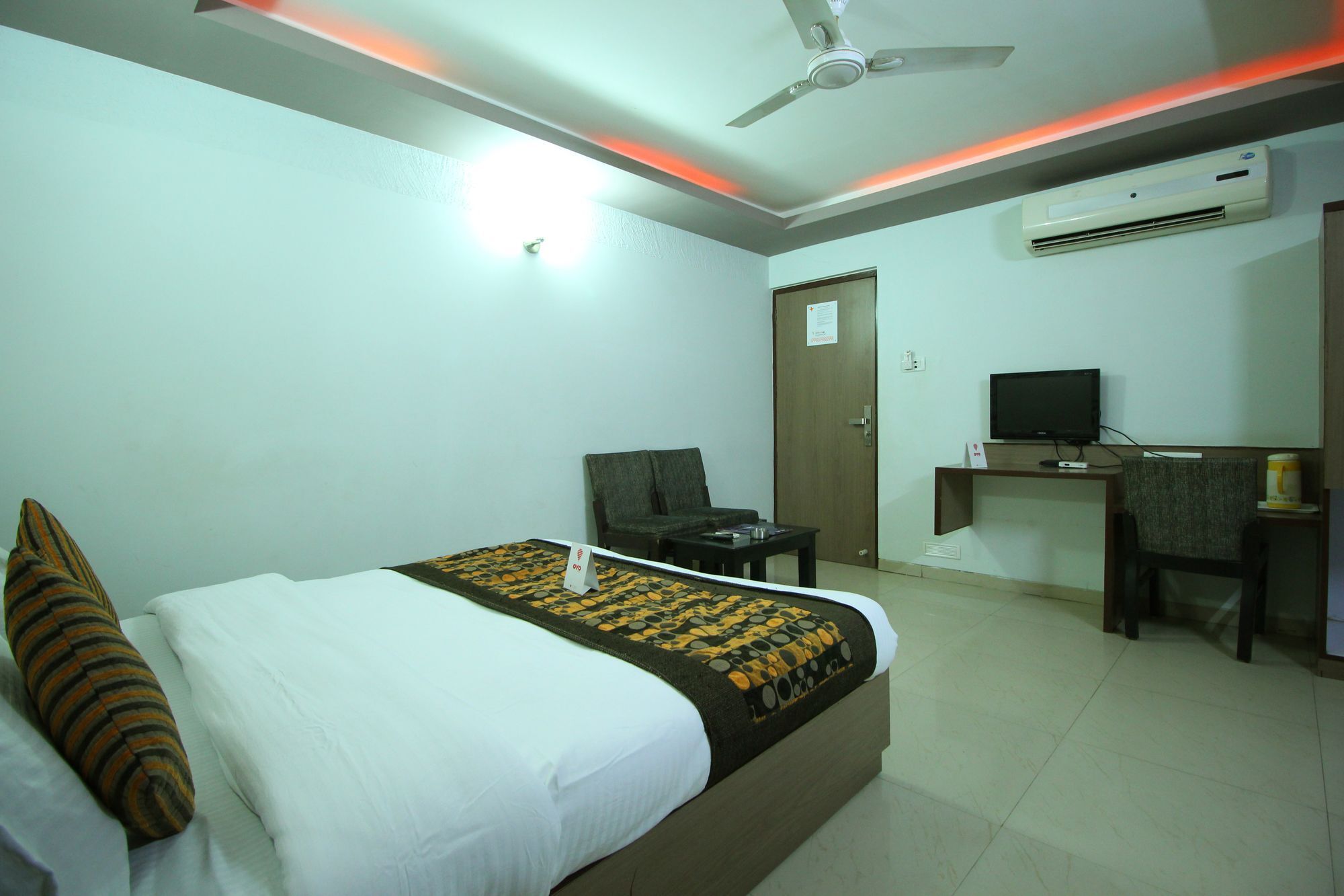 Oyo 4161 Hotel Shailly Inn Ahmedabad Buitenkant foto