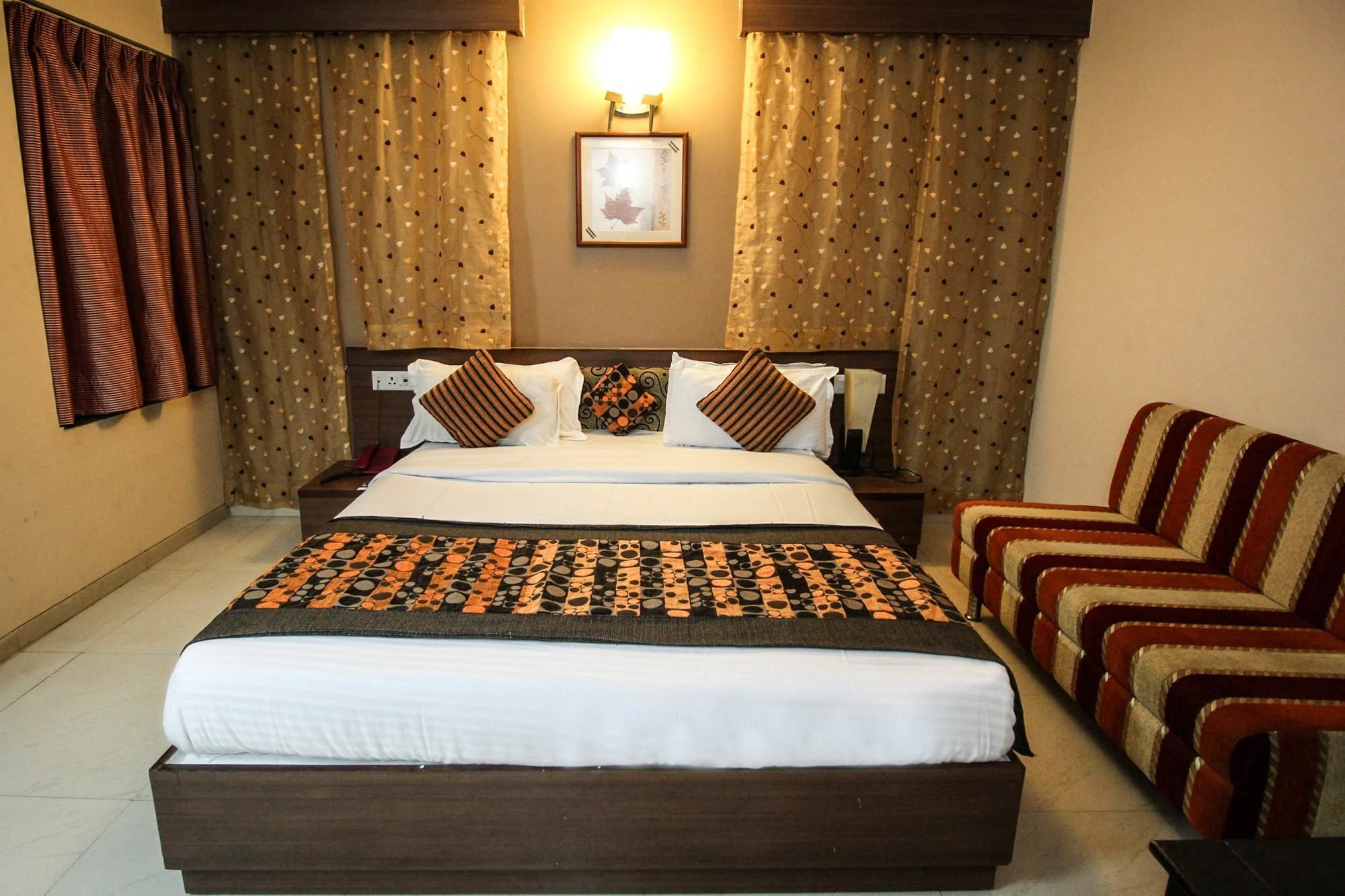 Oyo 4161 Hotel Shailly Inn Ahmedabad Buitenkant foto