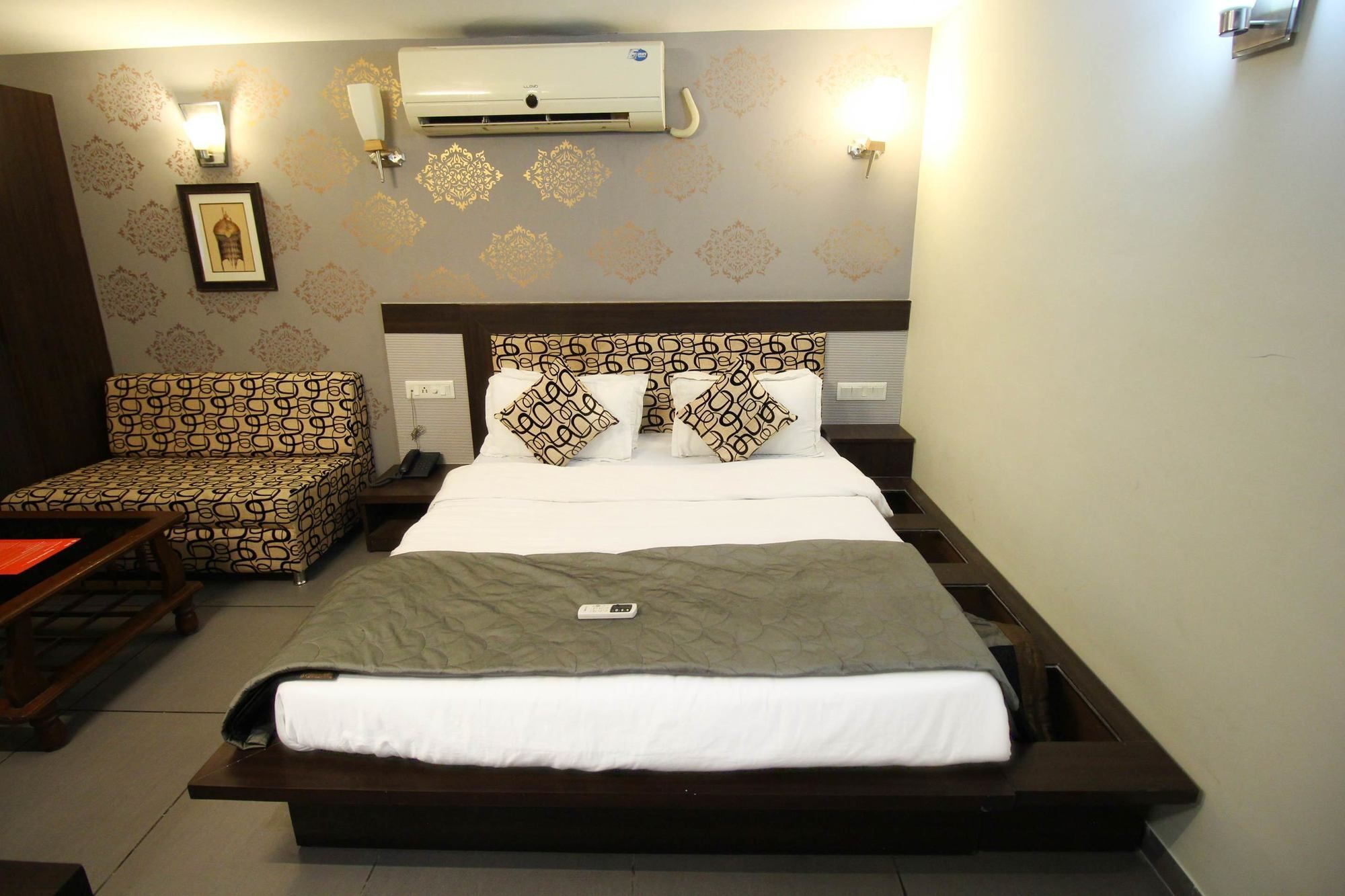 Oyo 4161 Hotel Shailly Inn Ahmedabad Buitenkant foto